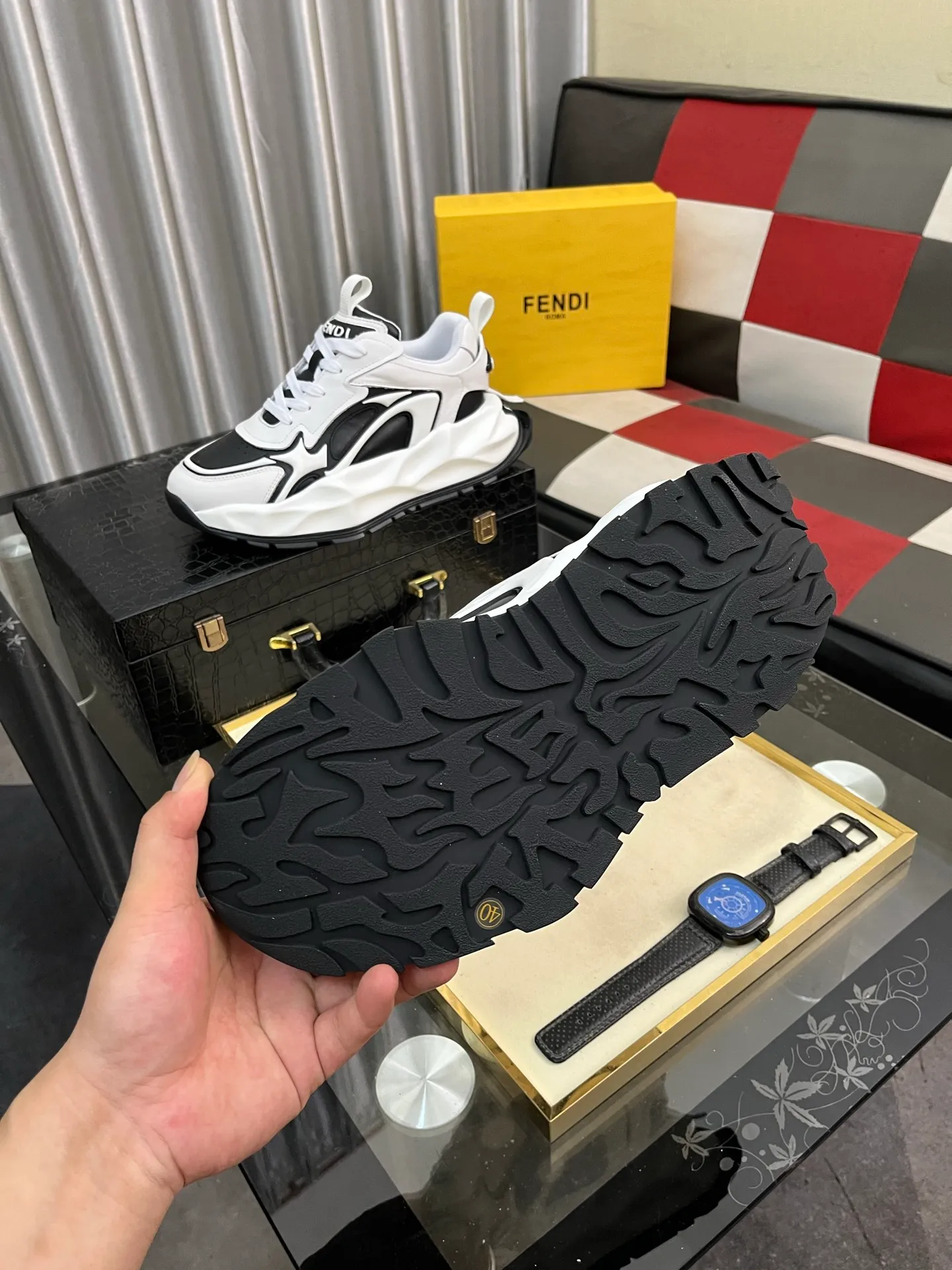 Men's Men's Shoes💰580⌚️⌚️[fendi] Fendi's classic and comfortable men's, this complex sneaker is made of soft calfskin➕genuine leather lining➕original ultra-light rubber material with rough outsole. This unique light style is suitable for the casual and refined sensibility of this season. It is comfortable and natural on the feet. It is an everyday style for casual travel in autumn and winter! 38-446️⃣colors available
